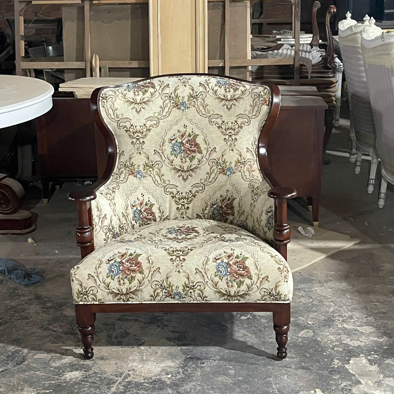 ghe-sofa-don-tan-co-dien-boc-vai-hoa